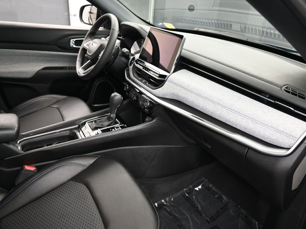 Used 2024 Jeep Compass Latitude image 41