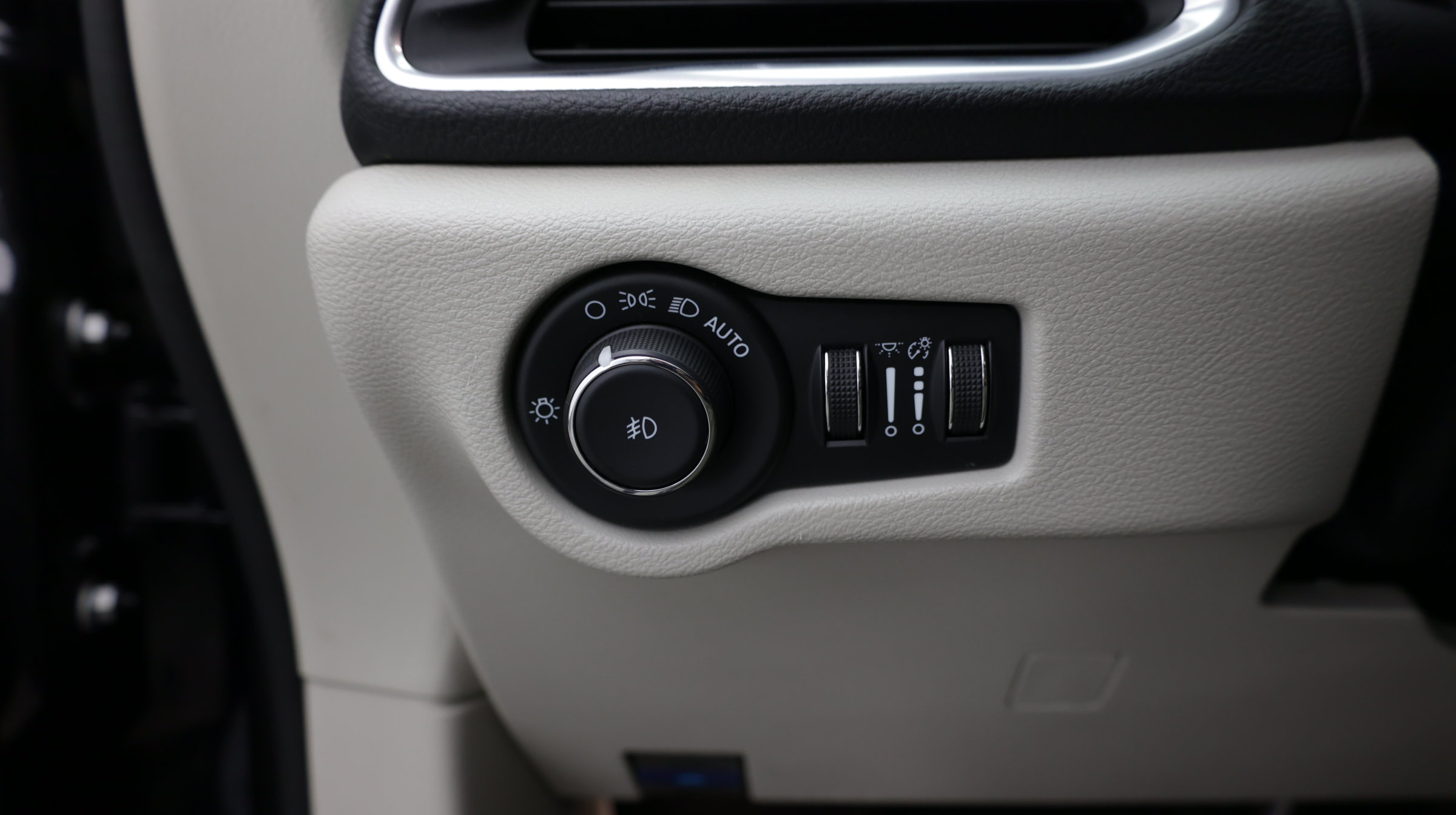 Used 2023 Chrysler Pacifica Limited FWD image 21