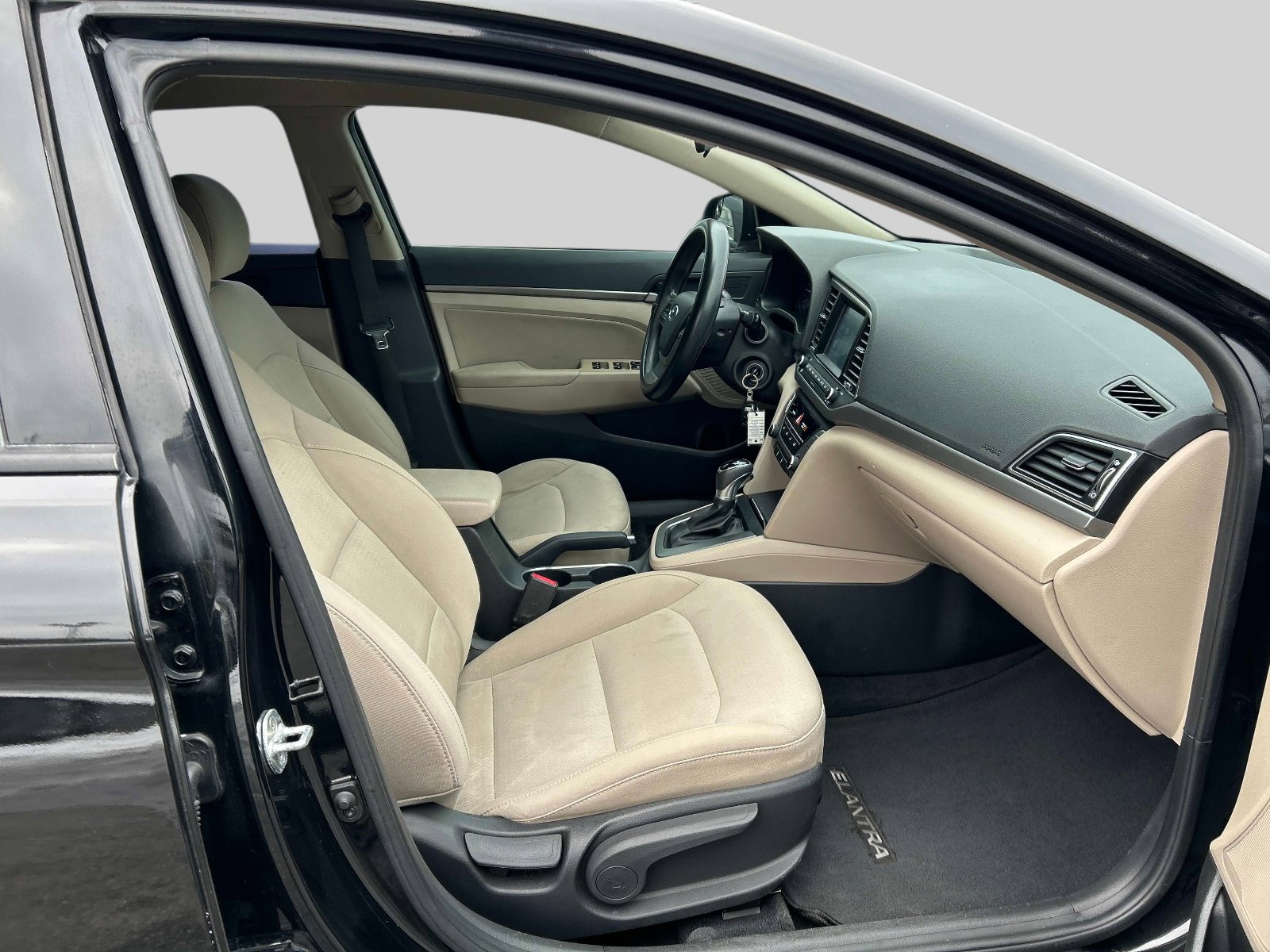 Used 2017 Hyundai Elantra SE image 16