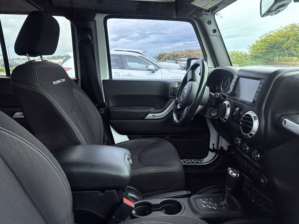 Used 2016 Jeep Wrangler Unlimited Rubicon w/ Connectivity Group AWD/4WD image 11