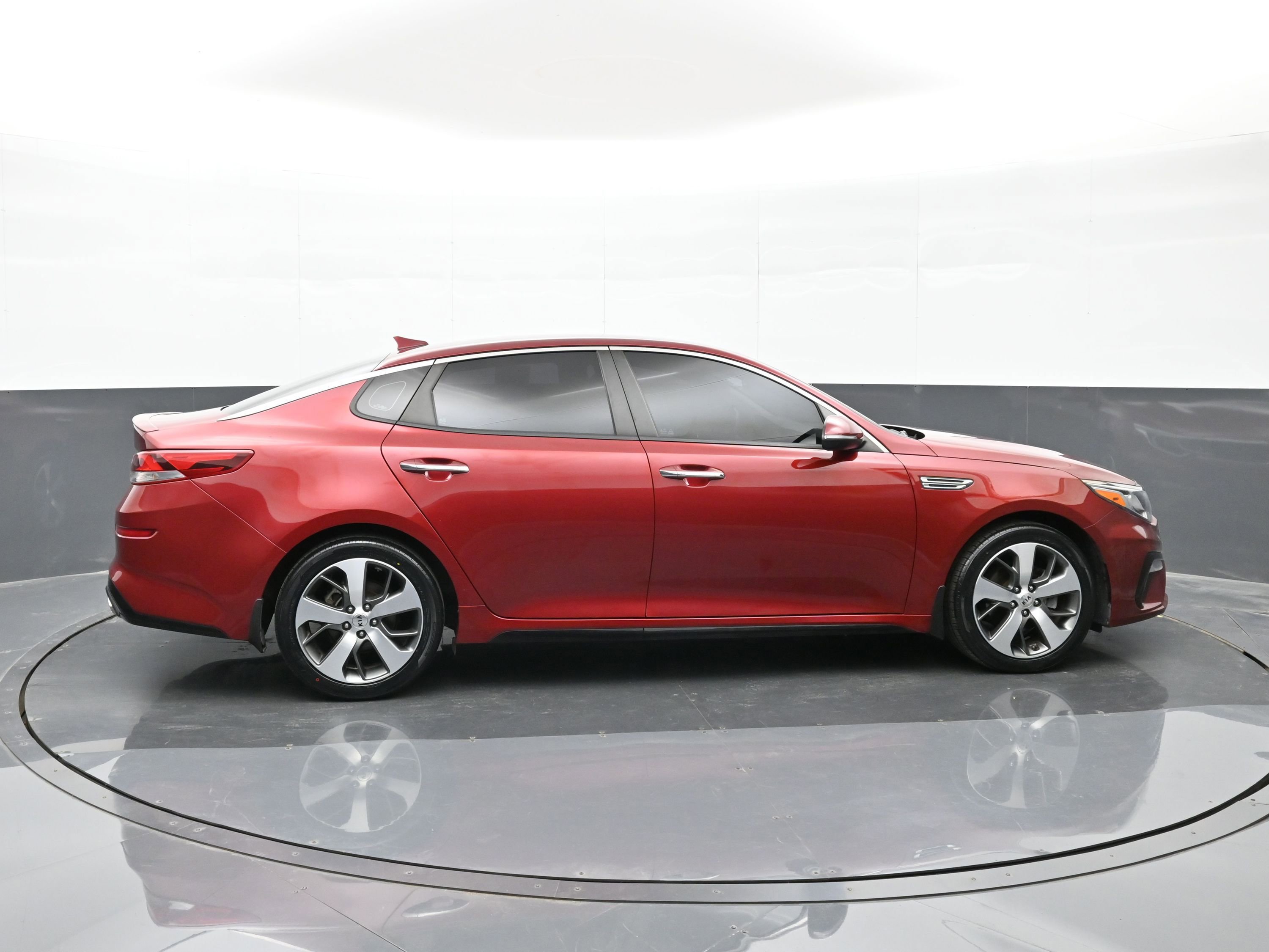 Used 2019 Kia Optima S image 9