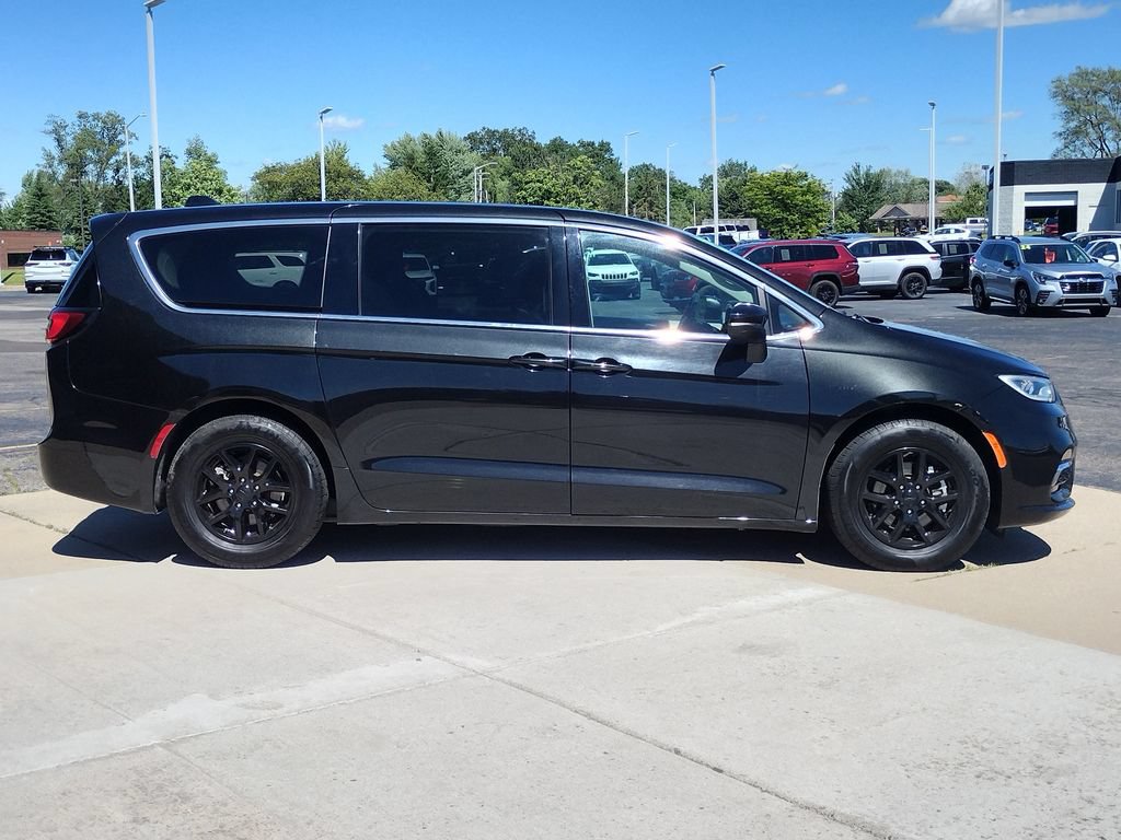 Used 2023 Chrysler Pacifica Touring-L FWD image 15