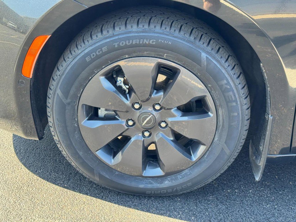 Used 2020 Chrysler Pacifica Limited w/ Advanced Safetytec Group FWD image 7