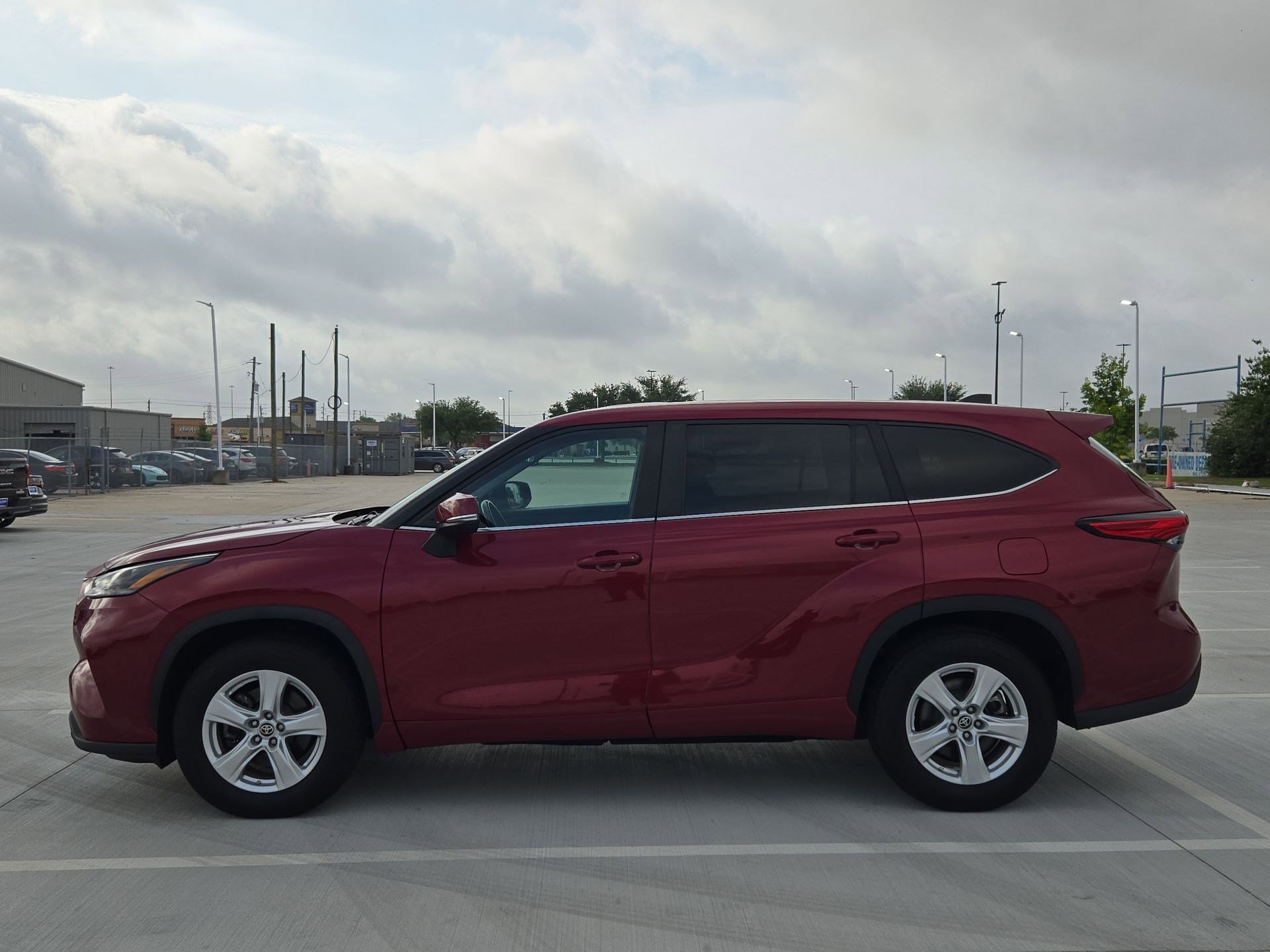 Used 2023 Toyota Highlander LE FWD image 7