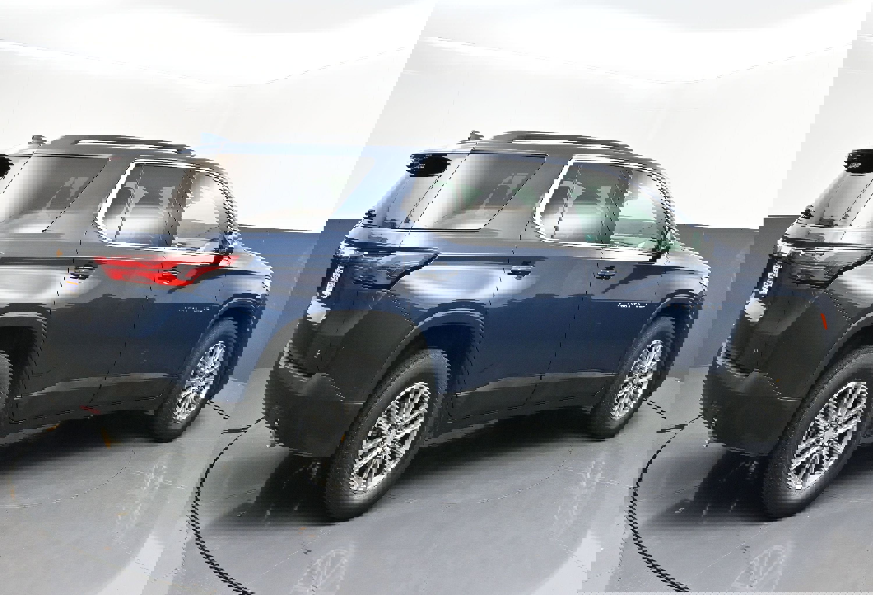 Used 2023 Chevrolet Traverse LT image 7