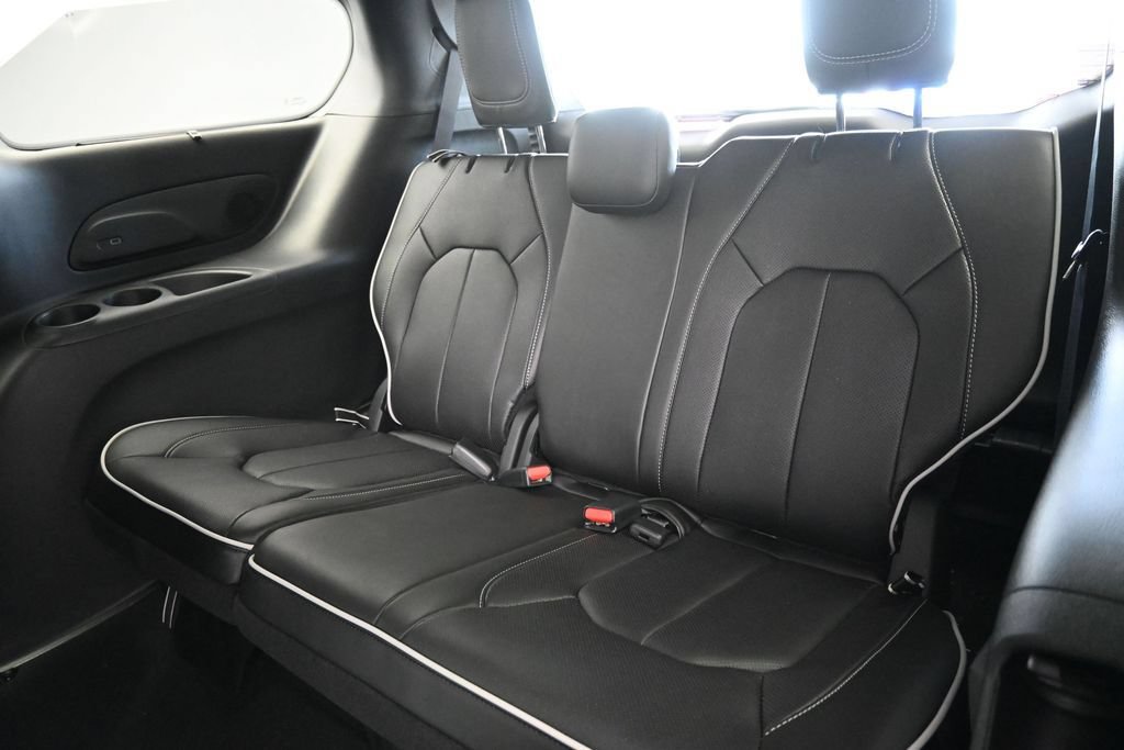 New 2027 Chrysler Pacifica Limited FWD image 14