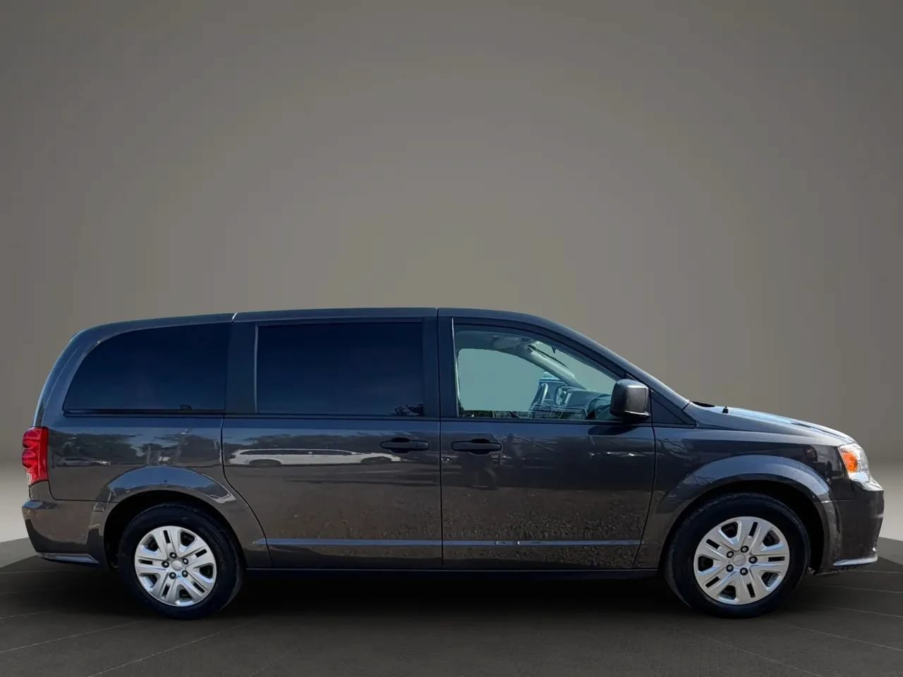 Used 2019 Dodge Grand Caravan SE w/ UConnect Hands-Free Group FWD image 4