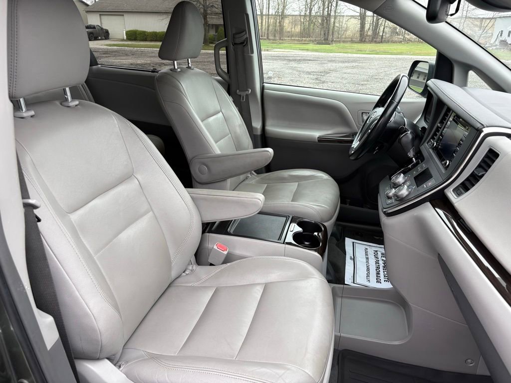 Used 2019 Toyota Sienna XLE FWD image 16