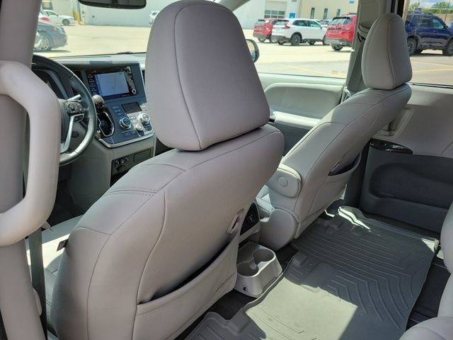 Used 2020 Toyota Sienna XLE w/ XLE Navigation Package FWD image 26