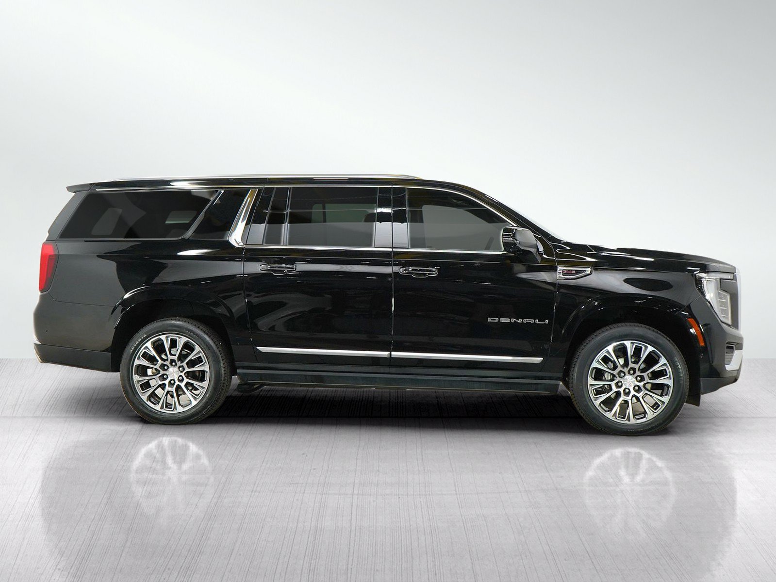 Used 2025 GMC Yukon XL Denali w/ Sun & Power Step Package AWD/4WD image 6