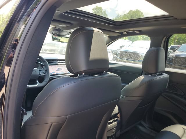 New 2026 Jeep Cherokee Overland w/ Trailer Tow Group AWD/4WD image 11
