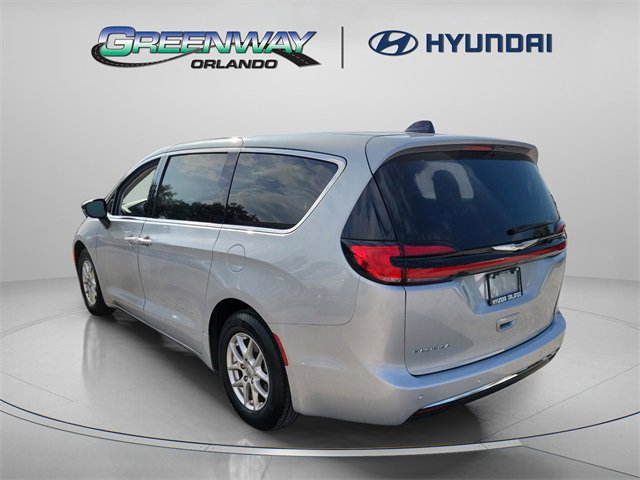Used 2024 Chrysler Pacifica Touring-L image 3