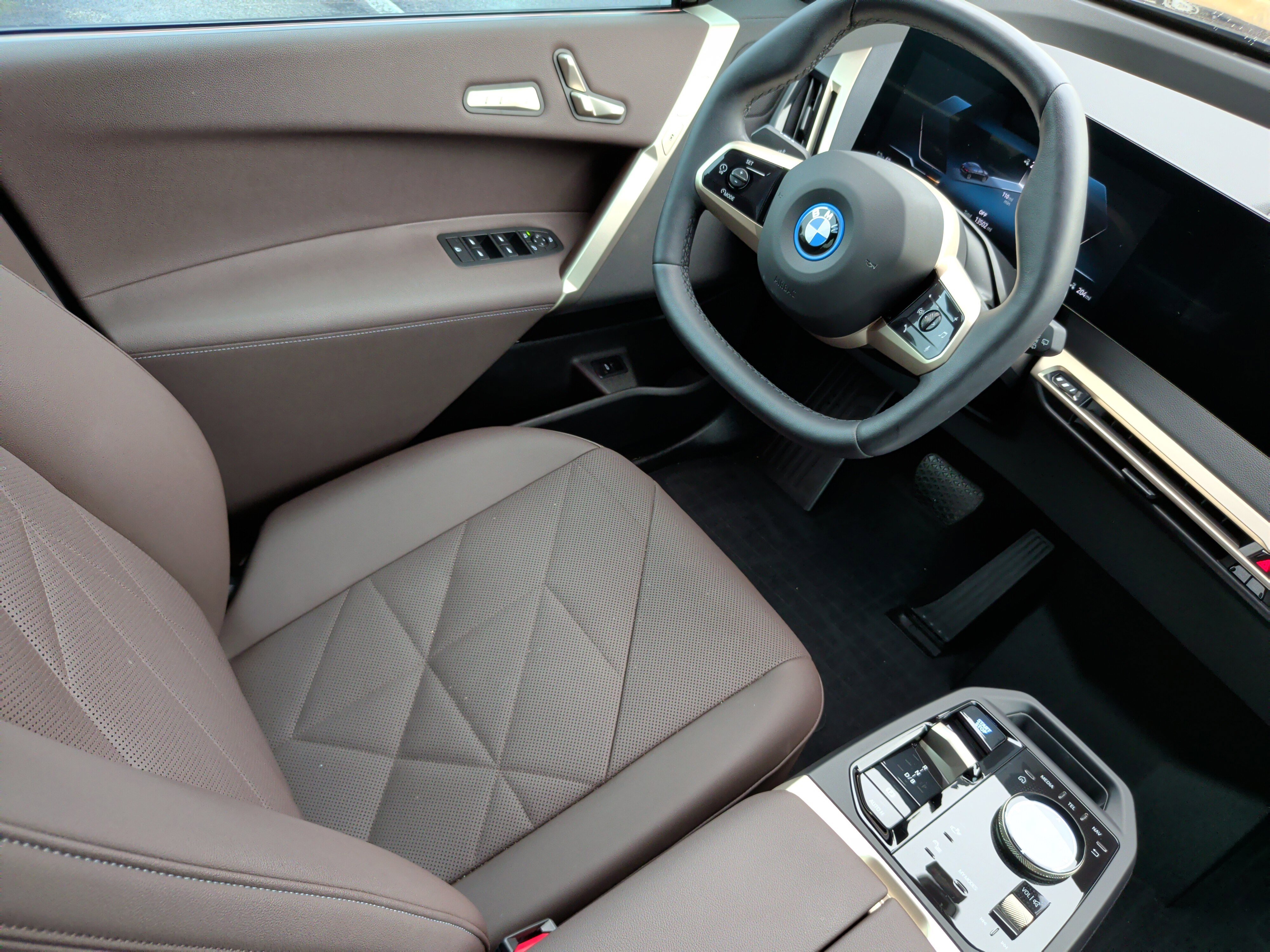 Used 2024 BMW iX xDrive50 w/ Premium Package AWD/4WD image 36