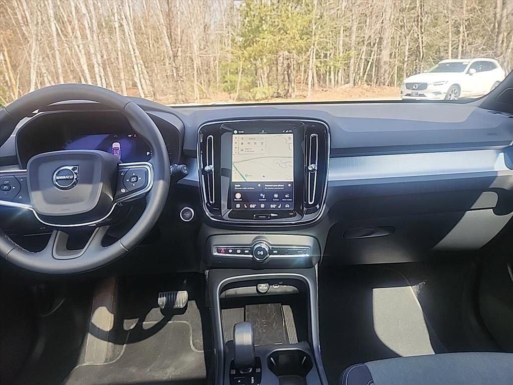 Certified 2025 Volvo XC40 B5 Core AWD/4WD image 32