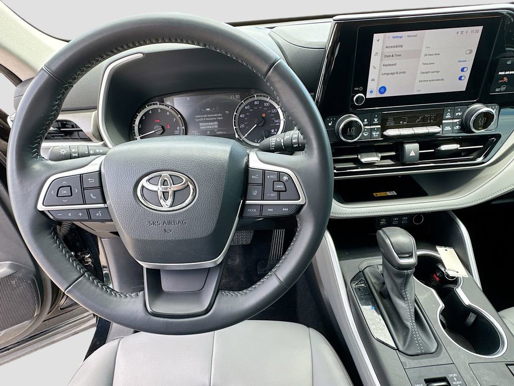 Used 2024 Toyota Highlander XLE AWD/4WD image 12
