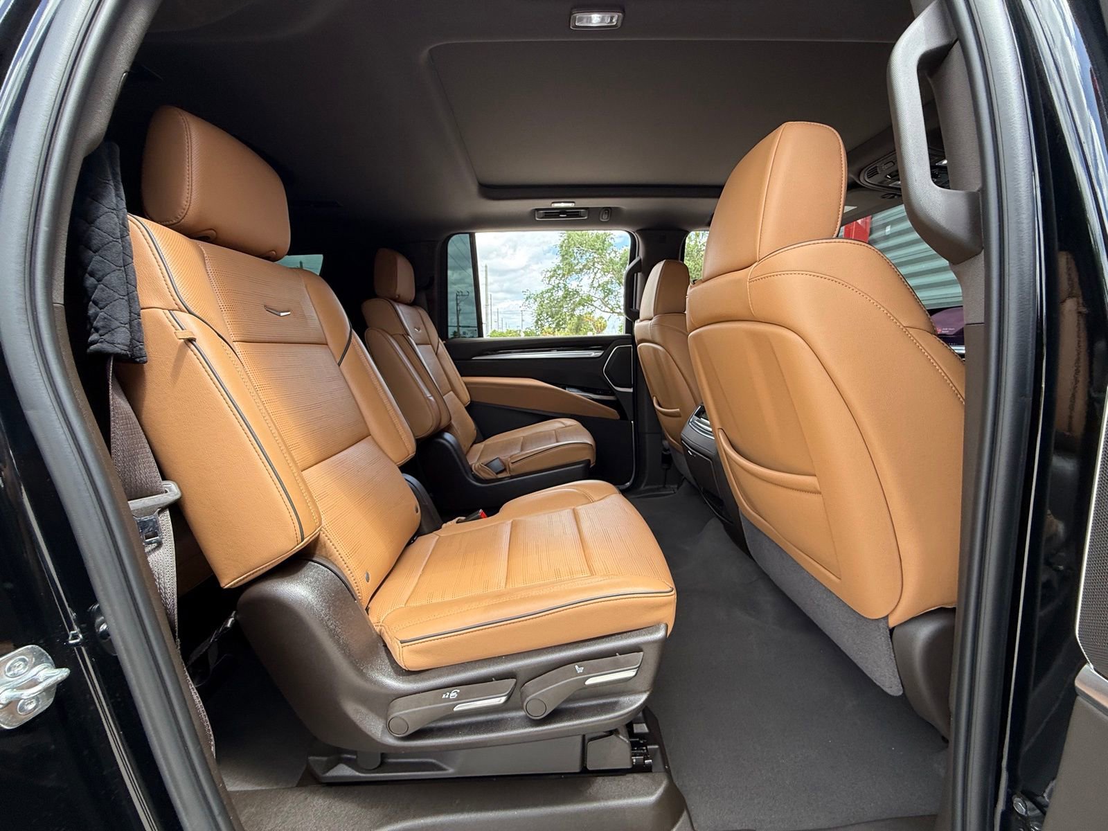 Used 2025 Cadillac Escalade ESV Premium Luxury w/ Touring Package AWD/4WD image 19