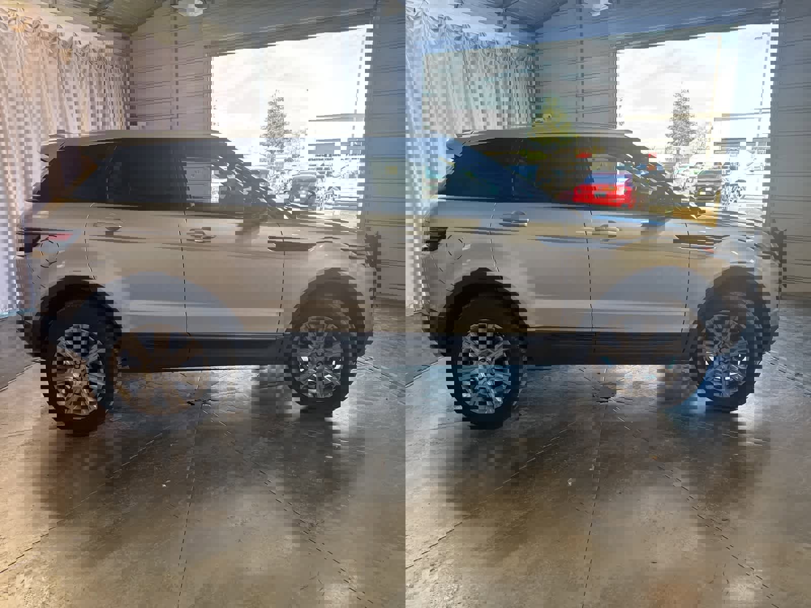 Used 2019 Land Rover Range Rover Evoque SE image 3