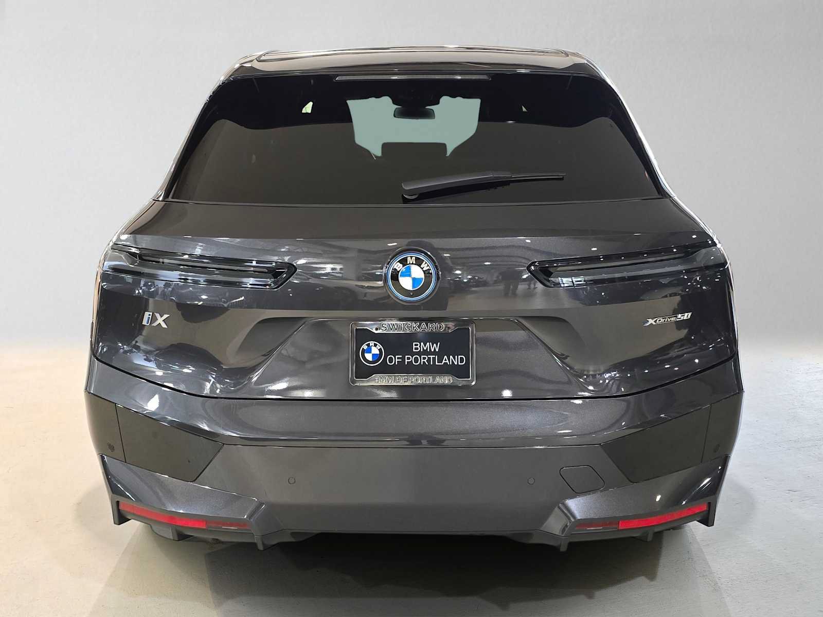 Used 2024 BMW iX xDrive50 w/ Sport Package AWD/4WD image 4