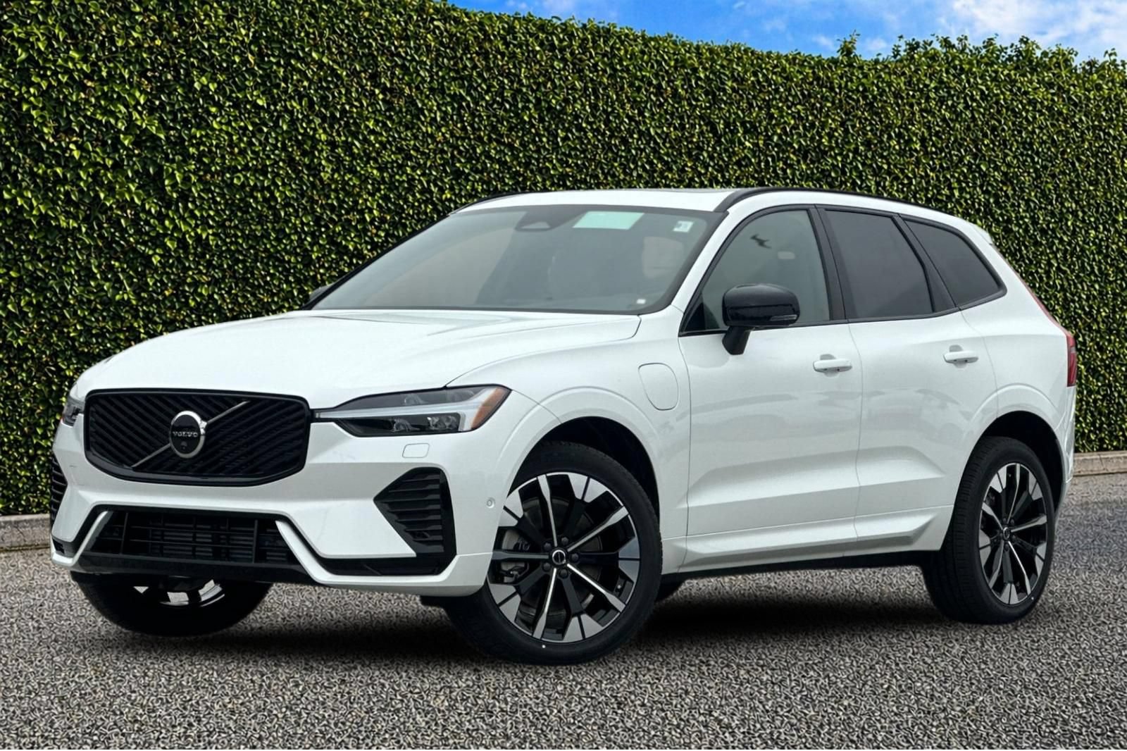 New 2026 Volvo XC60 T8 Plus w/ Climate Package PRO AWD/4WD image 1