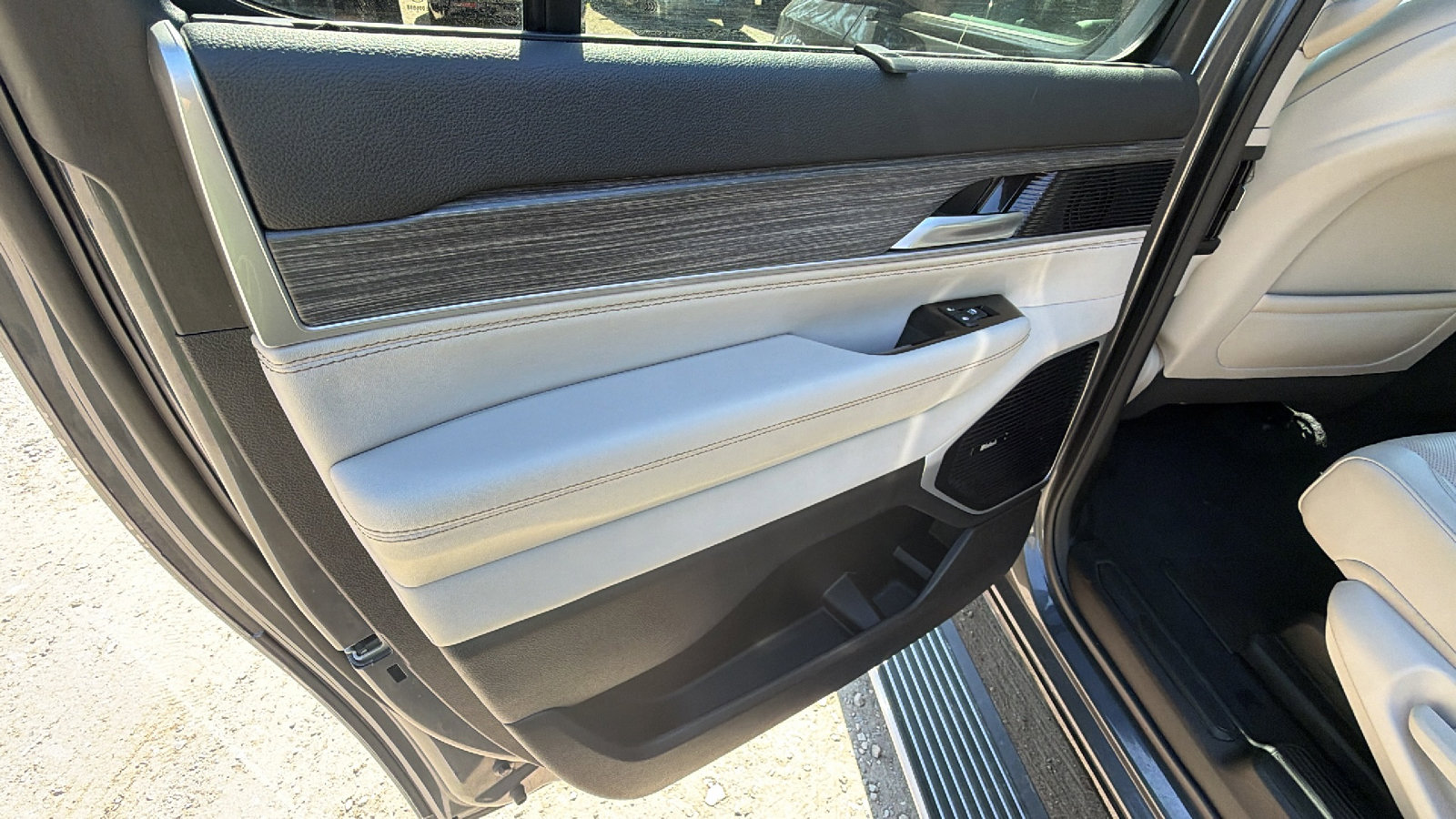Used 2024 Jeep Wagoneer L Series III w/ Premium Group I image 25
