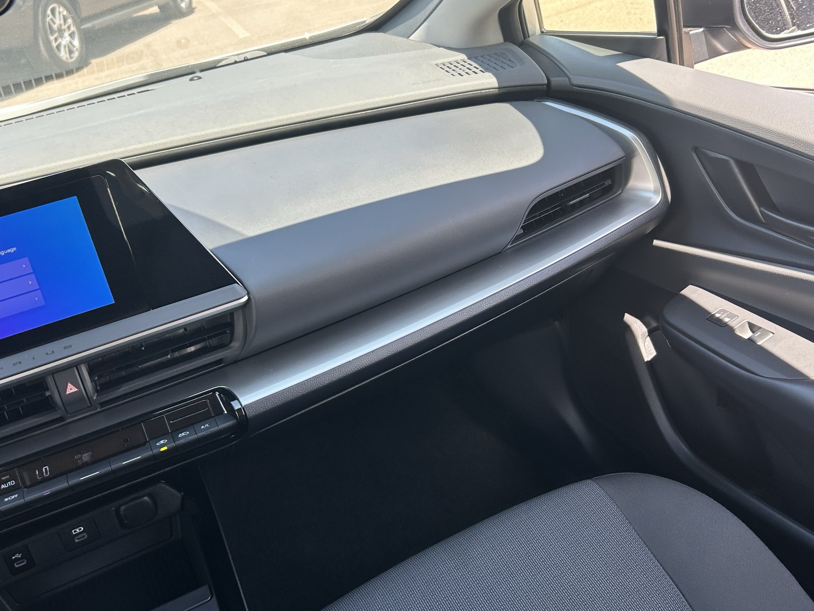 Used 2025 Toyota Prius LE FWD image 18