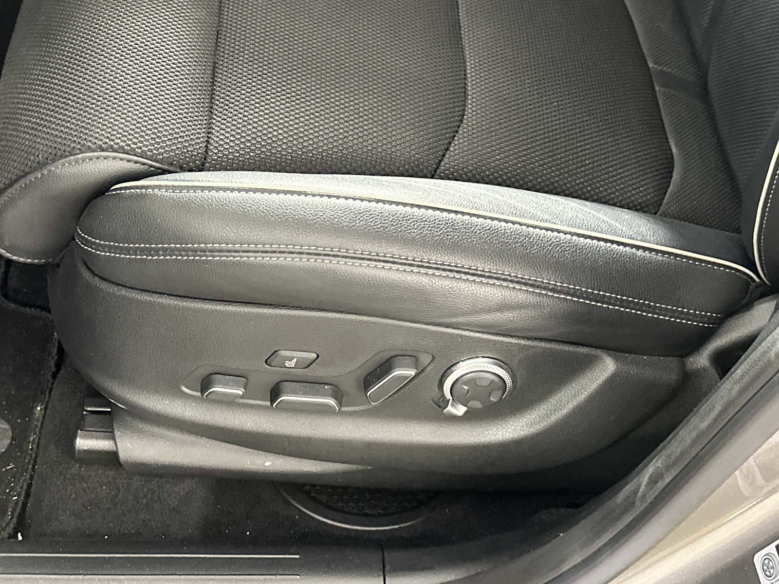 Used 2022 Genesis GV70 2.5T w/ Sport Prestige Package image 12