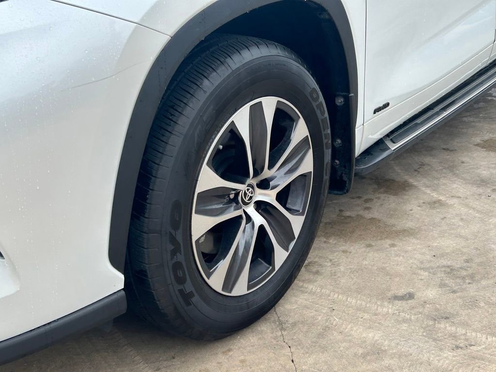 Used 2023 Toyota Highlander XLE image 9