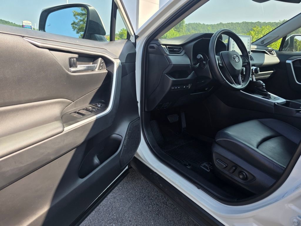Used 2021 Toyota RAV4 XLE Premium image 11