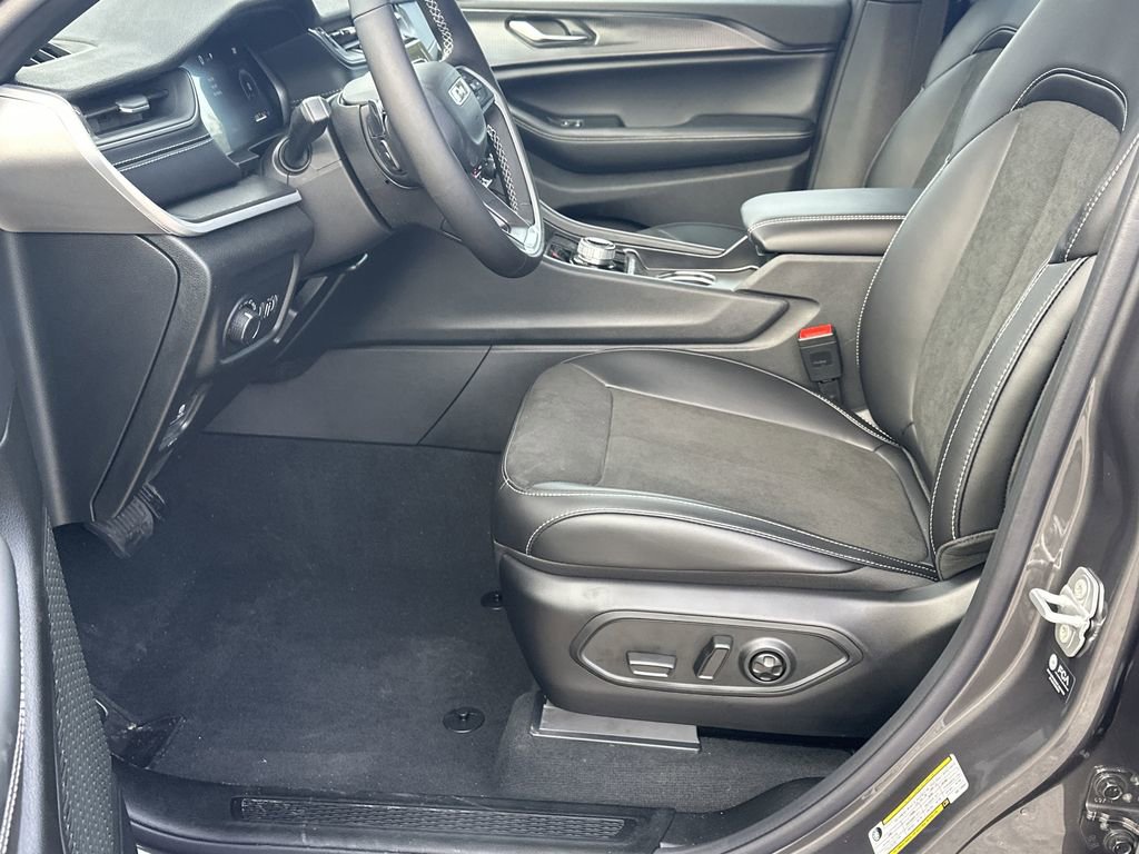 New 2025 Jeep Grand Cherokee Altitude image 9