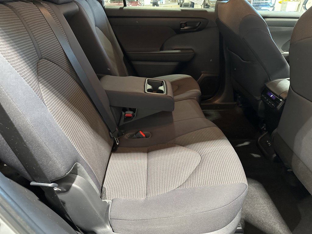 Used 2023 Toyota Highlander LE AWD/4WD image 19
