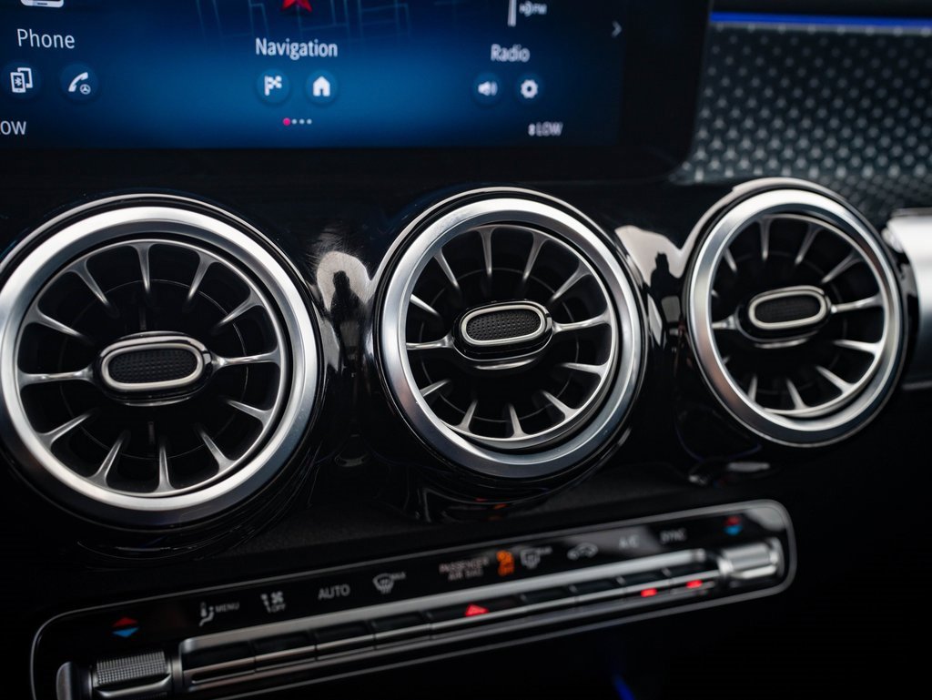 Used 2024 Mercedes-Benz GLB 250 4MATIC image 32