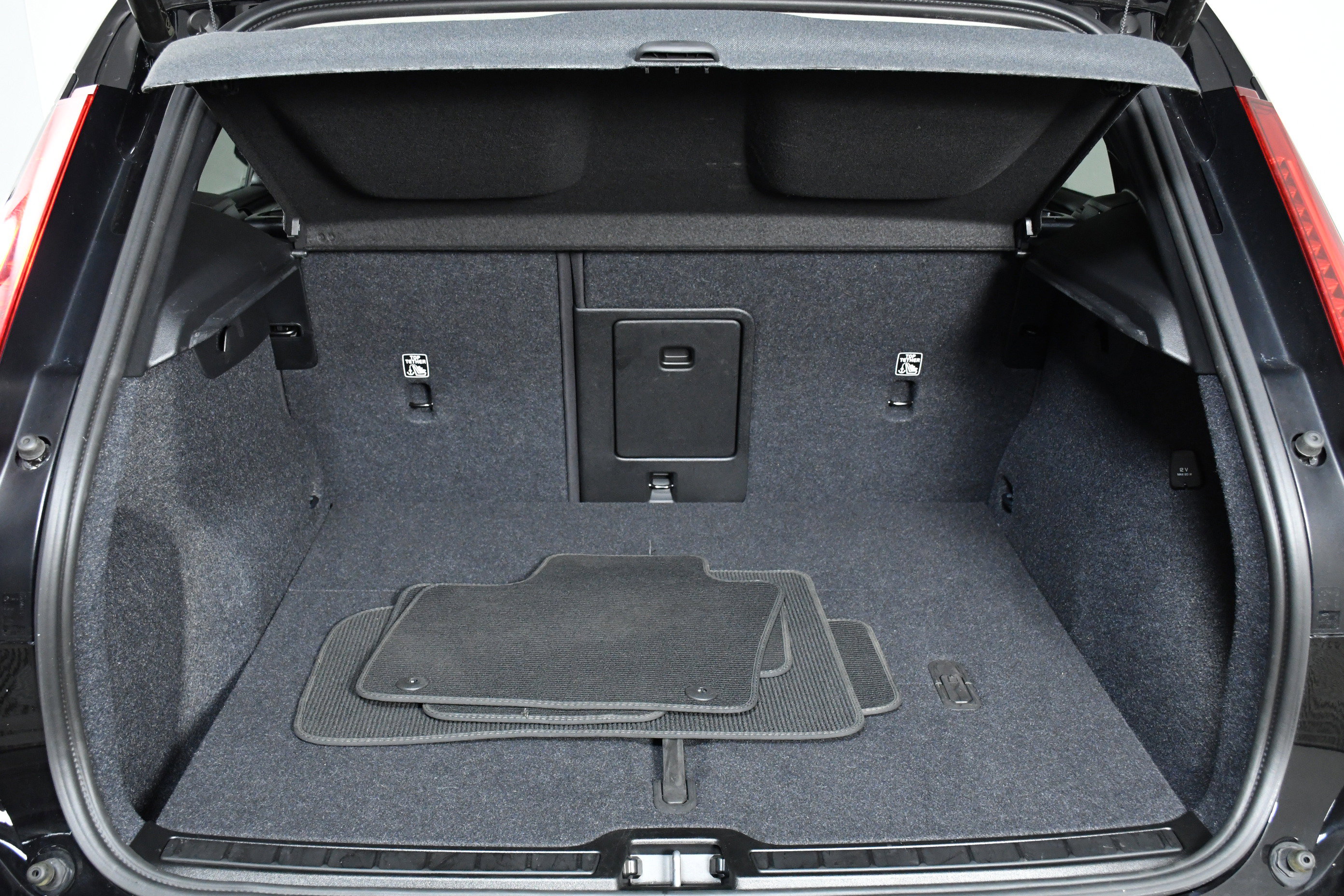 Used 2025 Volvo XC40 B5 Plus image 33