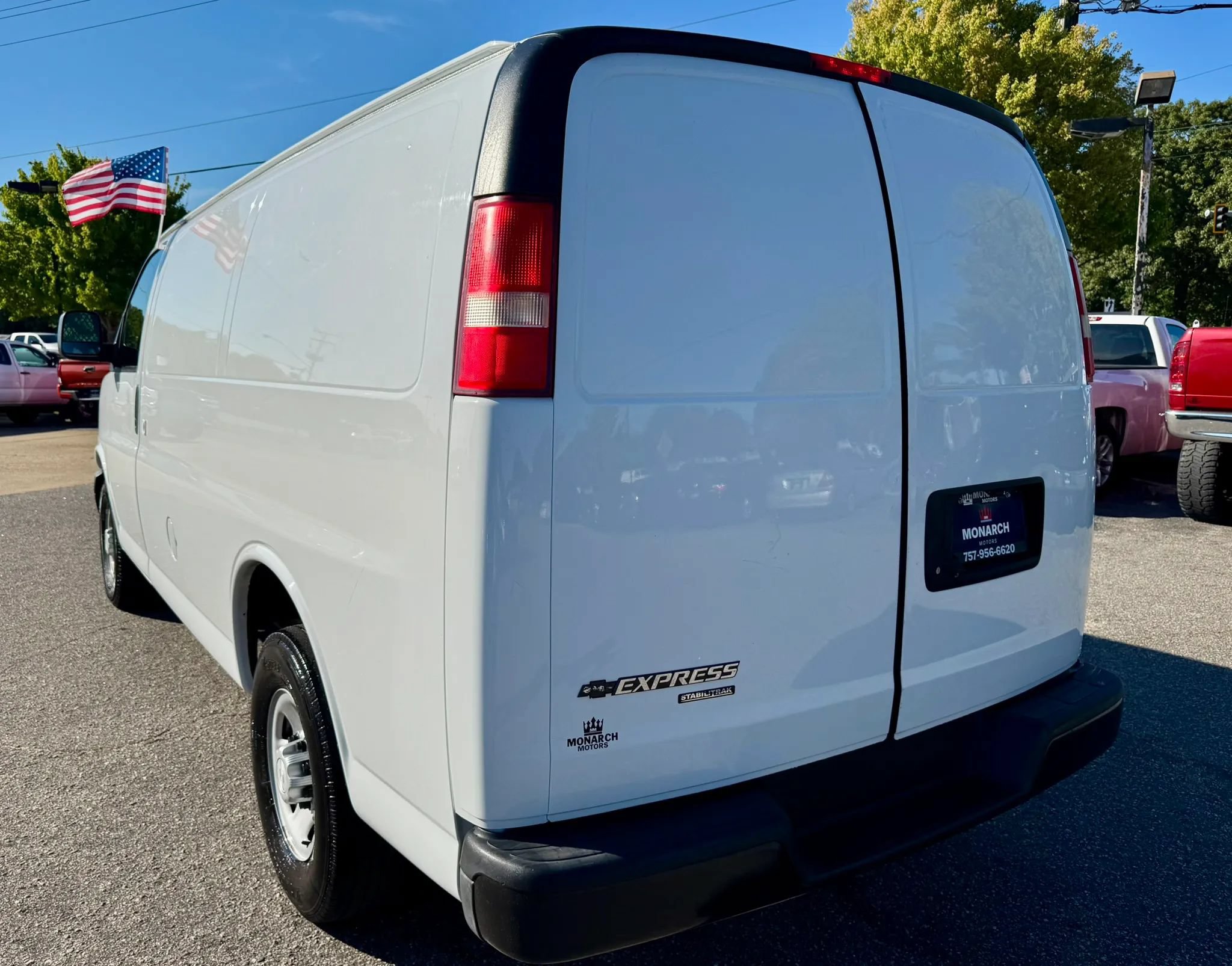 Used 2015 Chevrolet Express 2500 RWD image 3