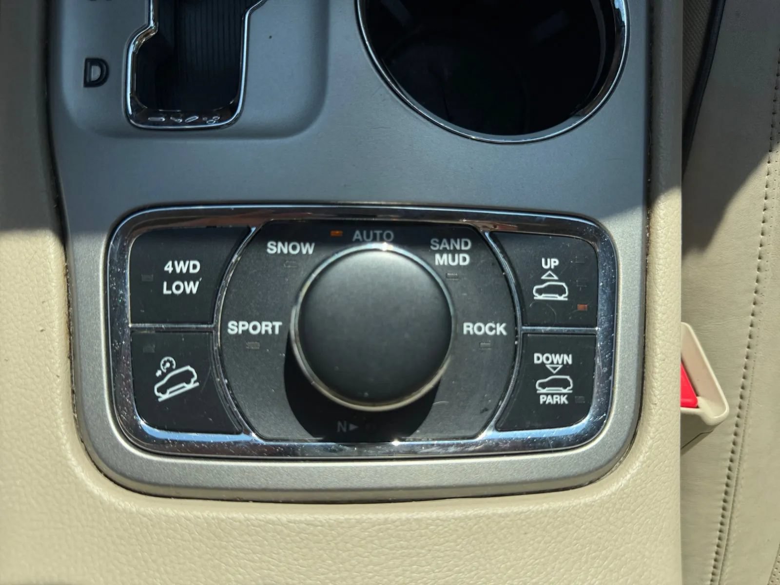 Used 2012 Jeep Grand Cherokee Overland AWD/4WD image 22