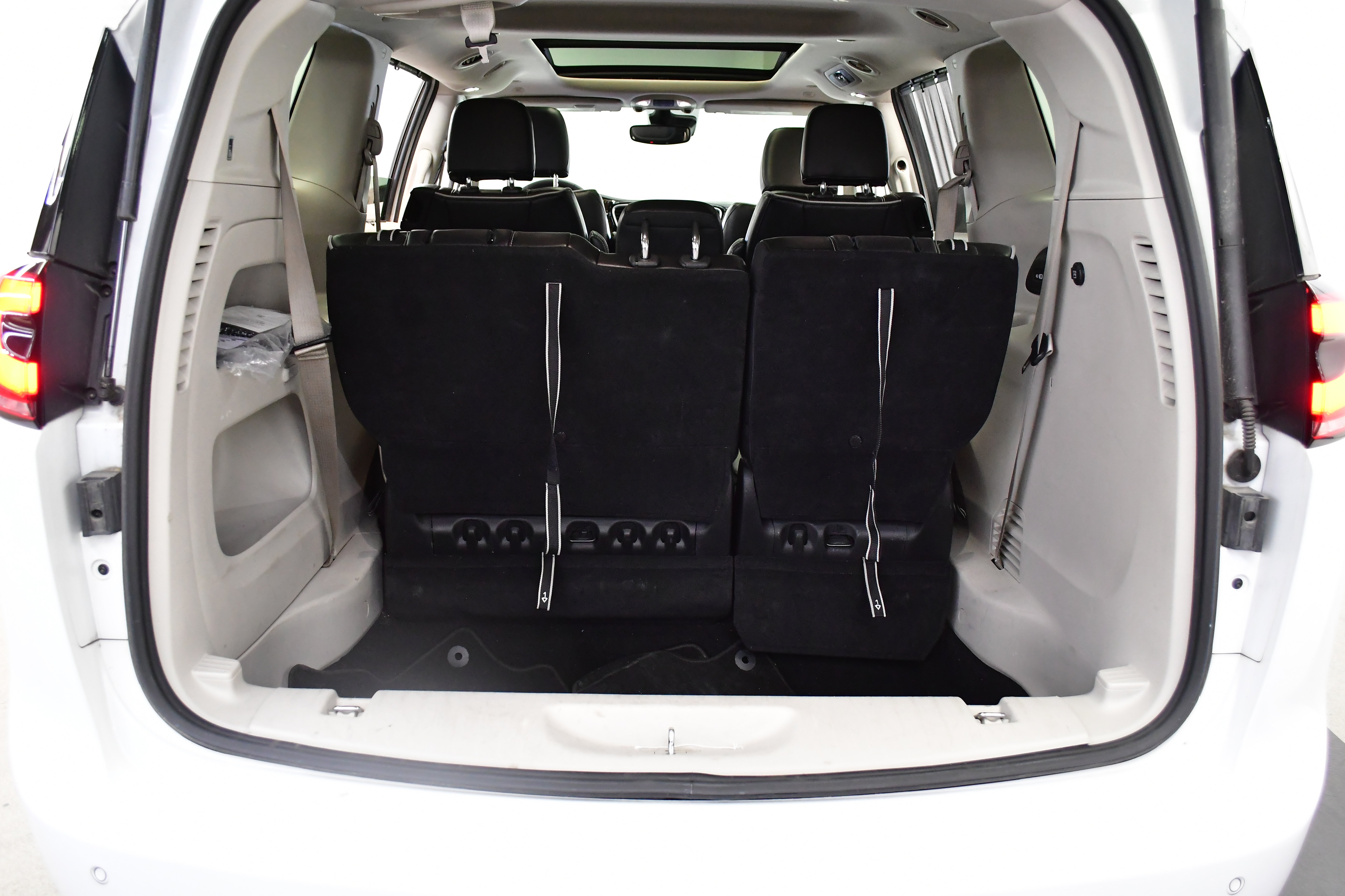 Used 2023 Chrysler Pacifica Limited FWD image 8