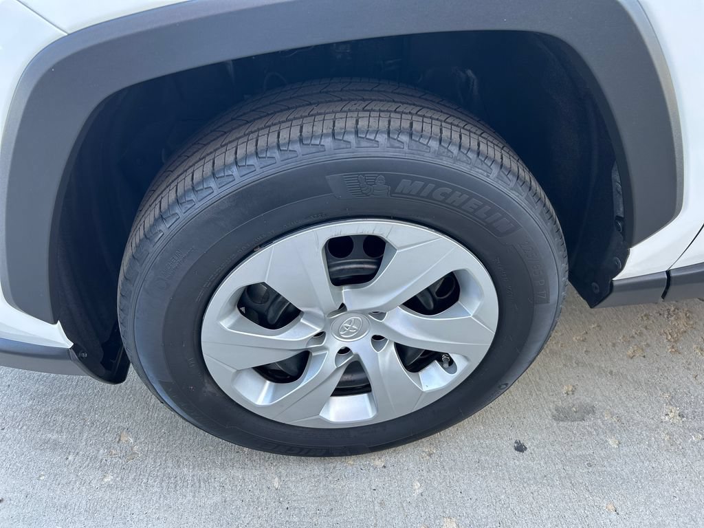 Certified 2022 Toyota RAV4 LE AWD/4WD image 16