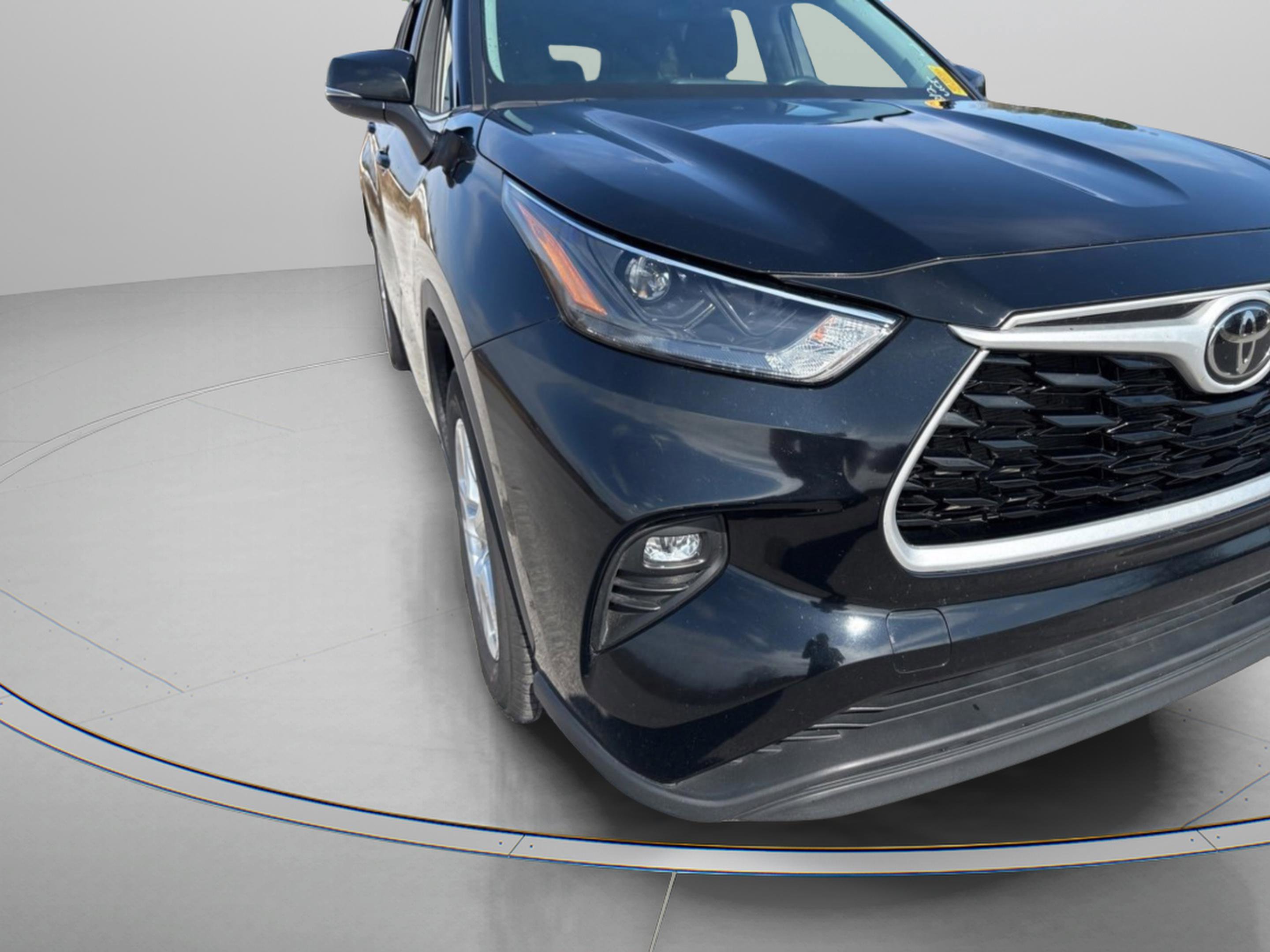 Used 2024 Toyota Highlander LE image 2