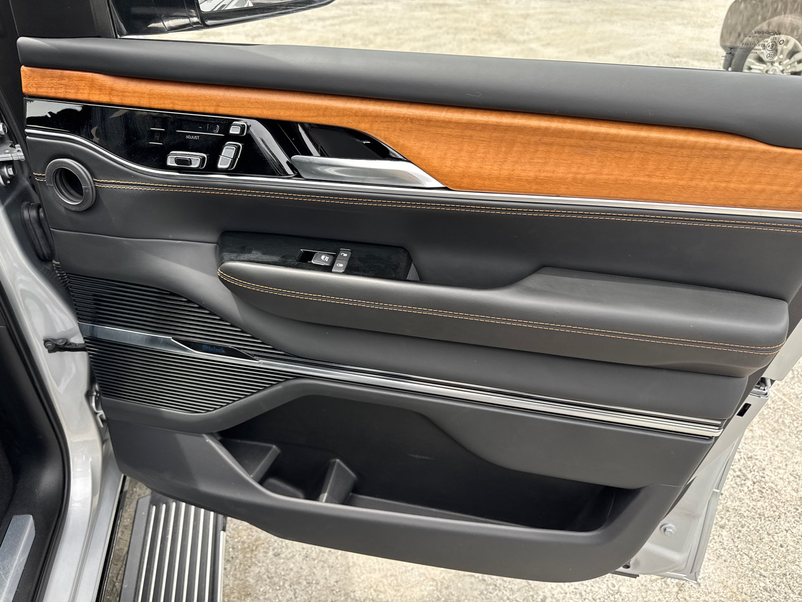 Certified 2024 Jeep Grand Wagoneer Series III AWD/4WD image 17