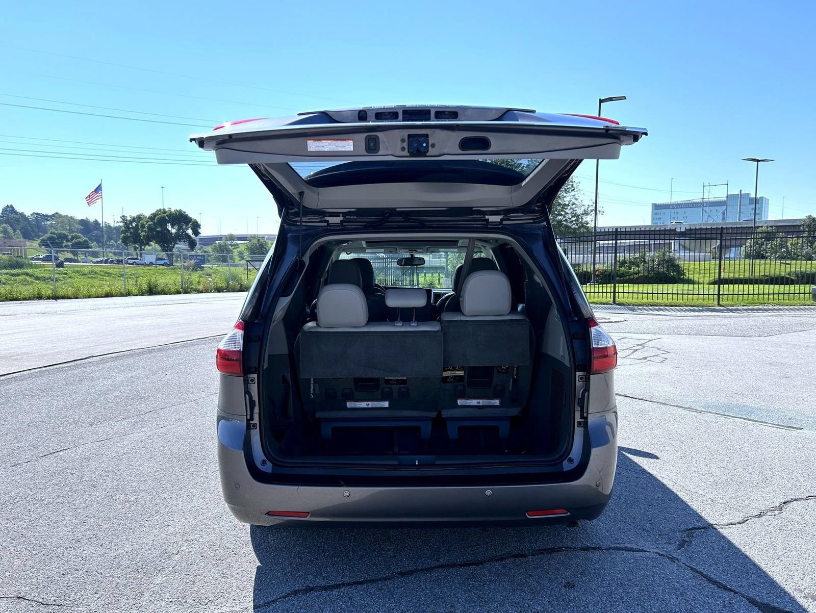 Used 2015 Toyota Sienna XLE w/ XLE Navigation Package FWD image 21