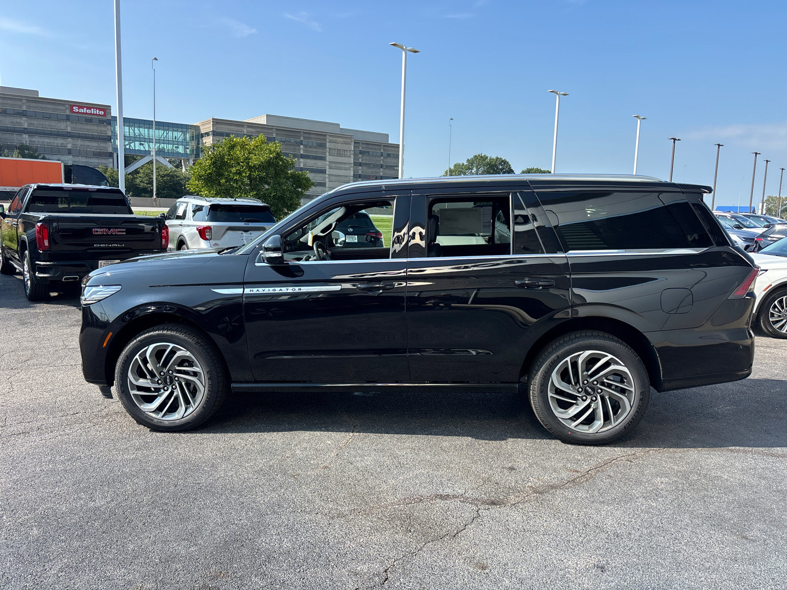 New 2027 Lincoln Navigator Reserve AWD/4WD image 4
