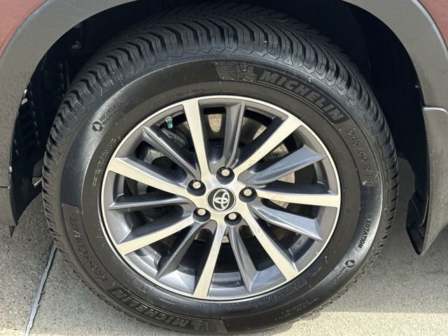 Used 2017 Toyota Highlander XLE AWD/4WD image 12