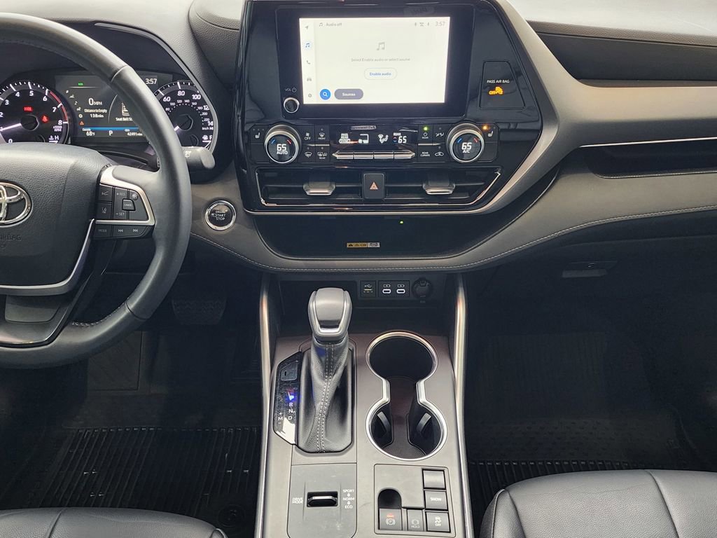 Used 2023 Toyota Highlander XLE image 12