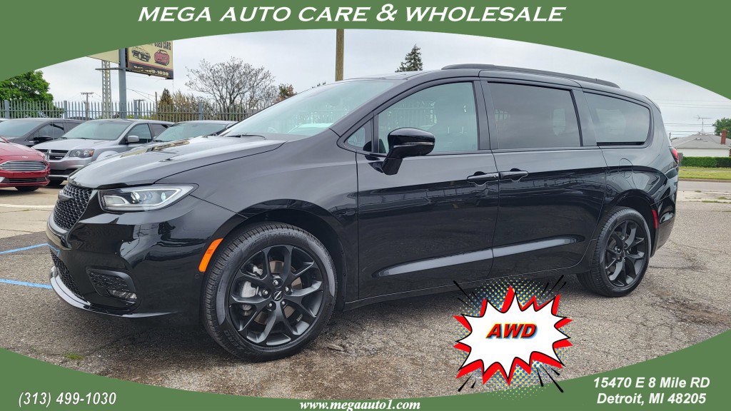 Used 2024 Chrysler Pacifica Limited w/ Uconnect Theater Family Group image 1