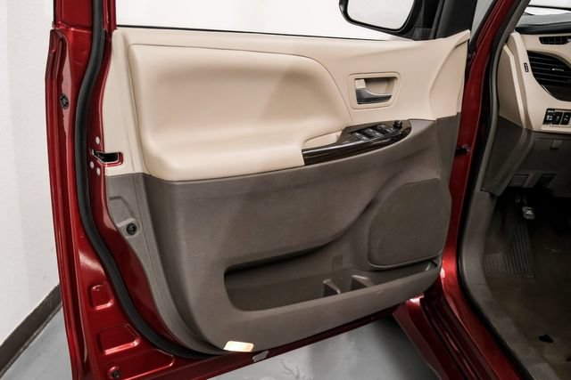 Used 2019 Toyota Sienna XLE Premium FWD image 37