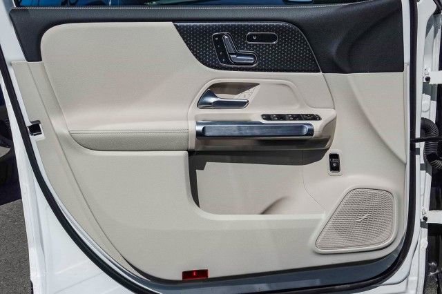 Used 2024 Mercedes-Benz EQB 300 4MATIC image 20