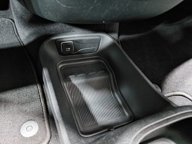 Used 2025 Chrysler Pacifica Select image 32