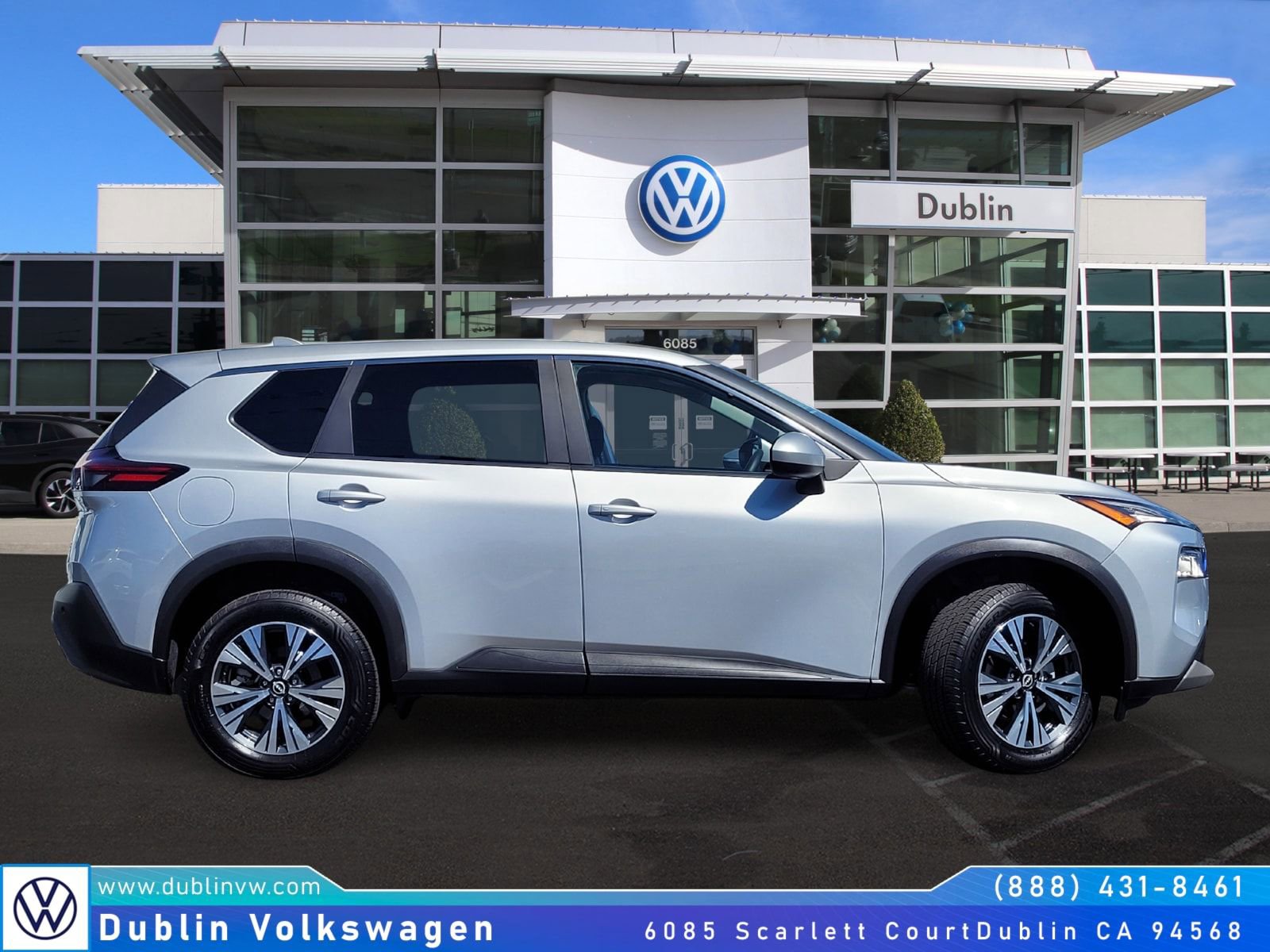 Used 2023 Nissan Rogue SV image 3