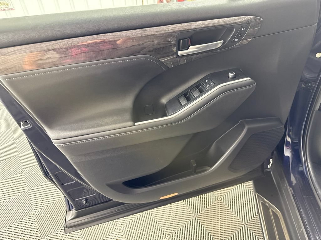Used 2020 Toyota Highlander Limited FWD image 11
