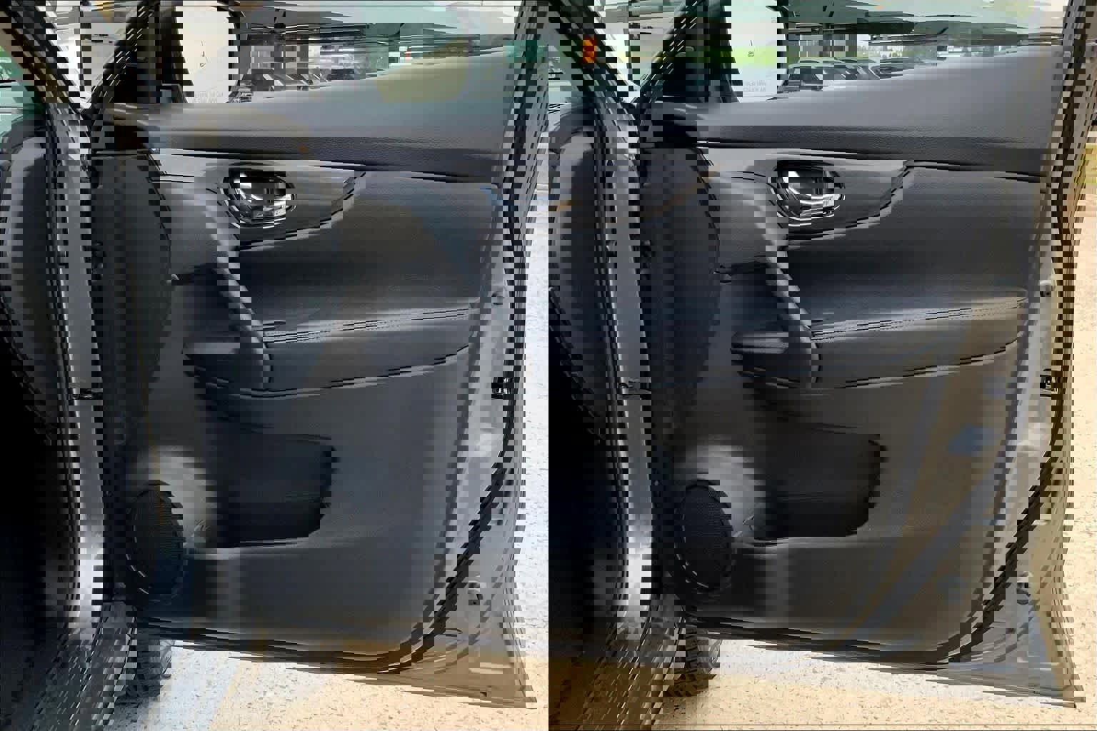 Used 2020 Nissan Rogue SV image 23