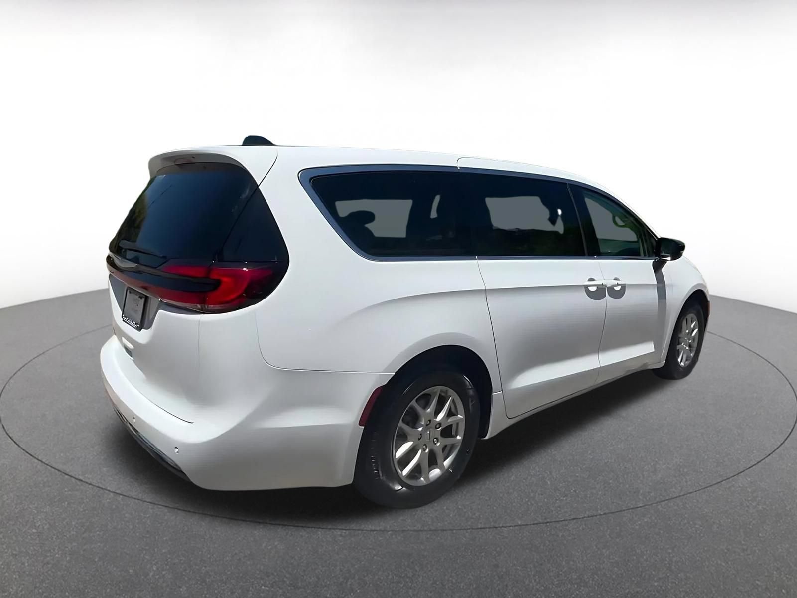 Used 2024 Chrysler Pacifica Touring-L FWD image 14